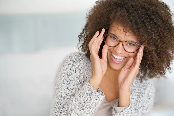 Donna di razza mista con occhiali da vista — Foto Stock