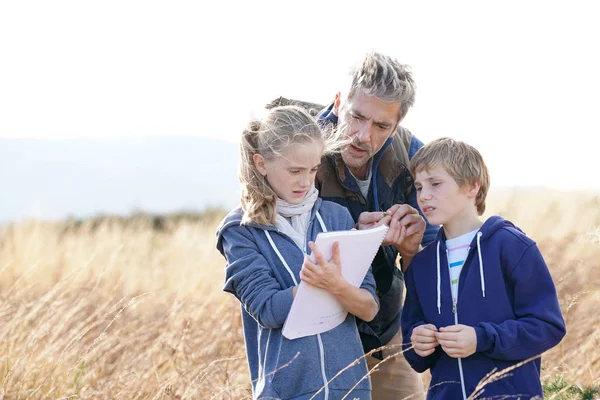 Profesor llevando niños al campo — Foto de Stock