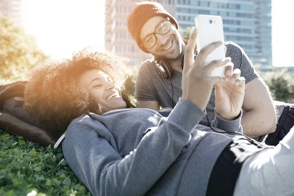 Hipster rahatlatıcı çift parkta