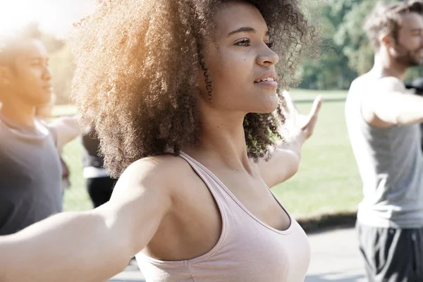 Insanlar yoga egzersizleri yapıyor — Stok fotoğraf