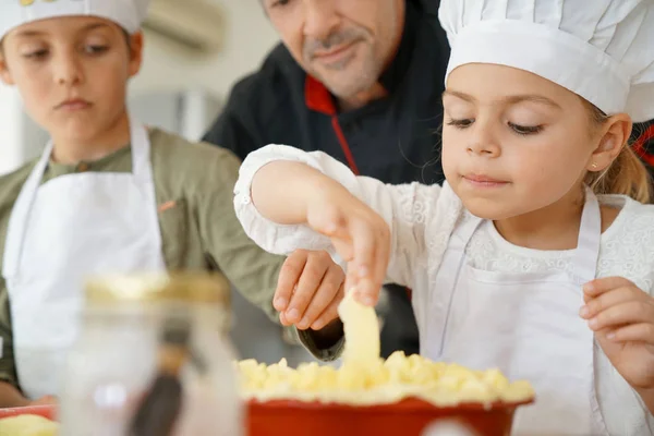 Aula de pastelaria com crianças — Fotografia de Stock