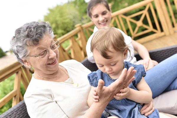 Enkelin zu Besuch bei Großeltern — Stockfoto