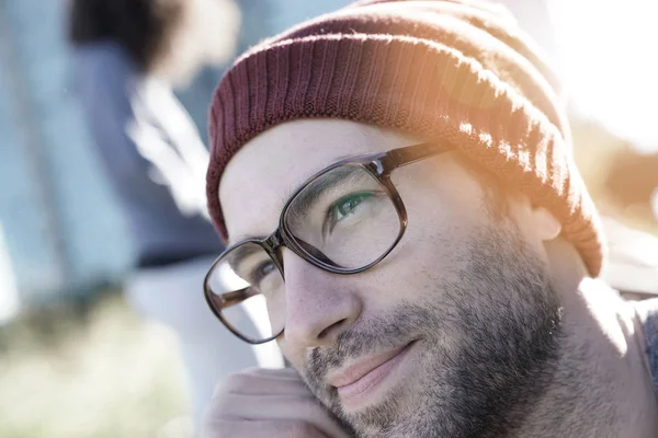 Mann mit Brille und Mütze entspannt — Stockfoto