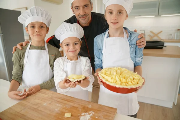 Chef de pastelaria com alunos — Fotografia de Stock