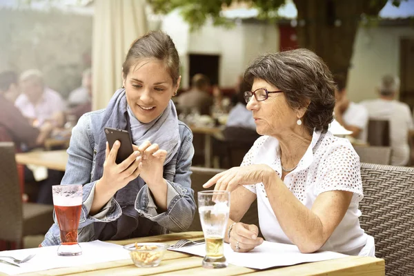Kadın ve smartphone kullanarak bakıcı