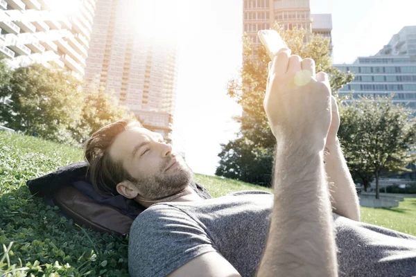 Homem usando smartphone — Fotografia de Stock