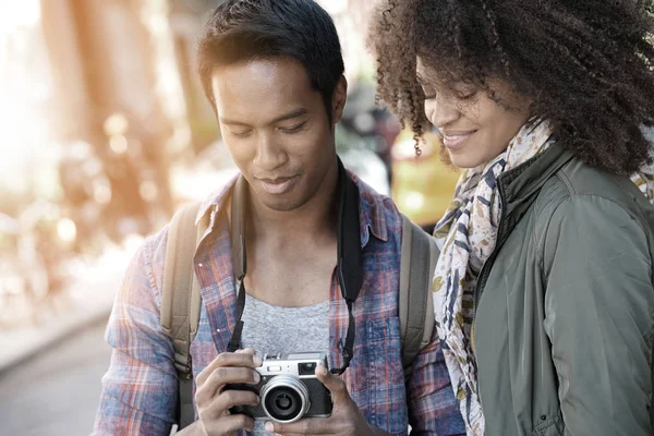 Man showing pictures to girlfriend — Stock Photo, Image
