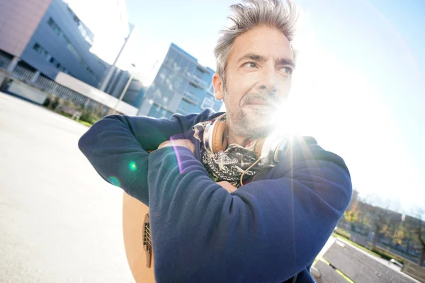 Muzikant zittend op de Bank met gitaar — Stockfoto