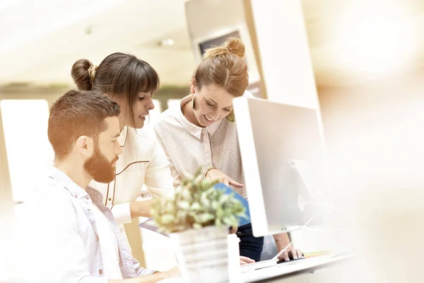 Equipo de diseñadores trabajando — Foto de Stock