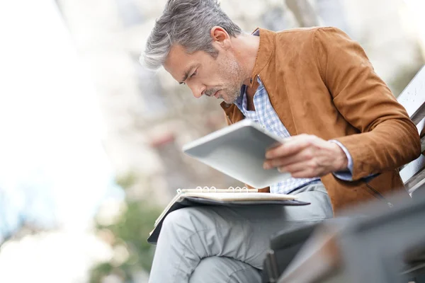 Empresário trabalhando com tablet digital — Fotografia de Stock