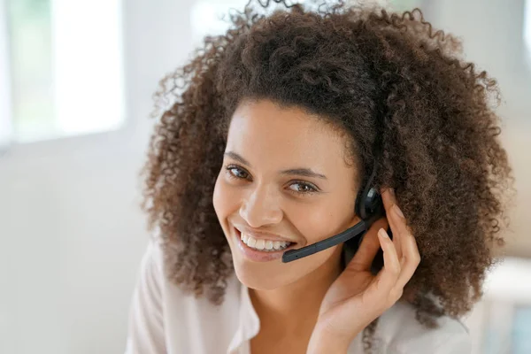 Assistente falando por telefone — Fotografia de Stock