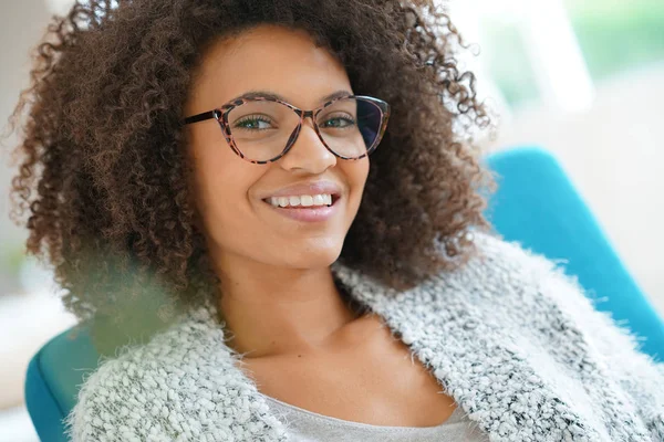 Mujer con anteojos relajante —  Fotos de Stock