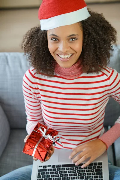 Femme de race mixte eceiving e-order — Photo