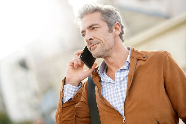 Empresário falando ao telefone — Fotografia de Stock