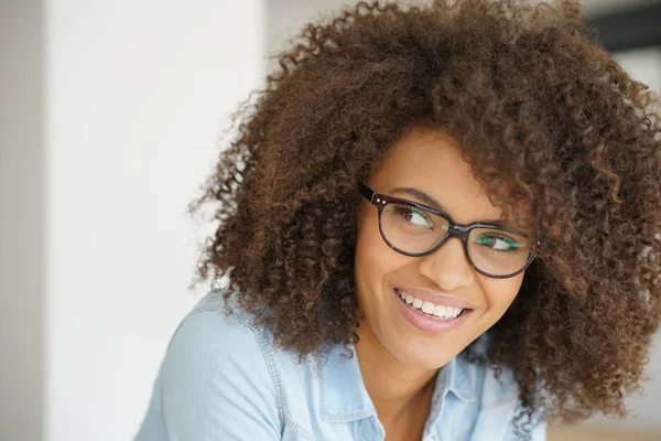 Mujer mestiza con anteojos puestos — Foto de Stock