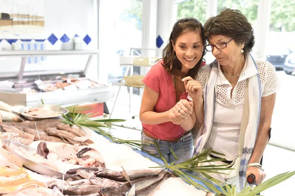 Senior kvinna går till mataffären — Stockfoto