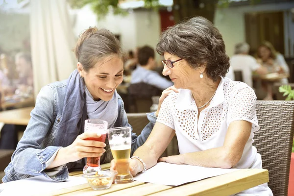 Mujer y cuidador usando smartphone — Foto de Stock