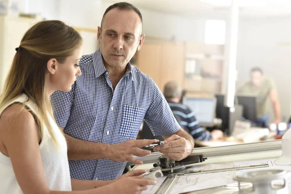 Vrouw op technische opleiding klasse — Stockfoto