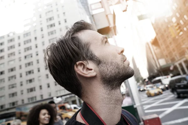 Porträt Eines Mannes Der New Yorker Wolkenkratzer Betrachtet Stockbild