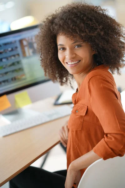 Femme d'affaires travaillant sur ordinateur de bureau Photos De Stock Libres De Droits