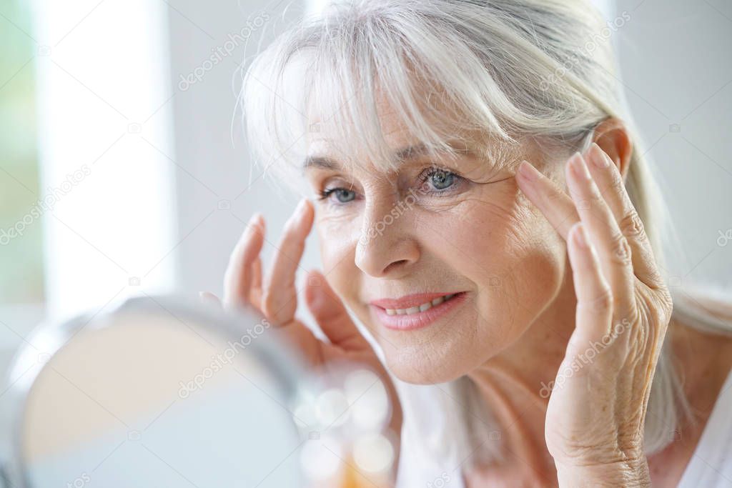 woman applying anti-aging cream