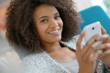 Umman evde smartphone kullanarak