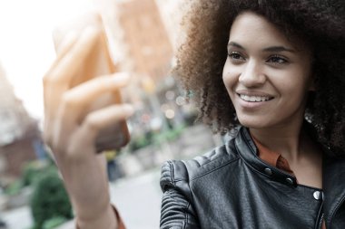 kasabada Smartphone kullanan kız