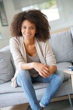  Kanepede dinlenen kadın.