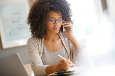  Evden çalışan kadın. 