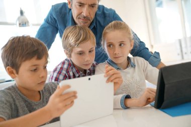 Çocuklar dijital tablet ile öğrenme sınıf içinde