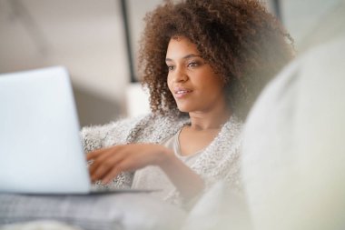 ev websurfing kadına 