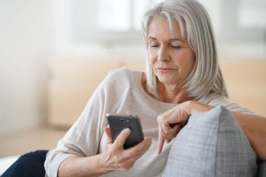 kadın kanepe smartphone kullanarak