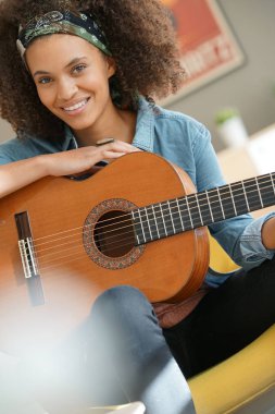 Gitar çalan kız