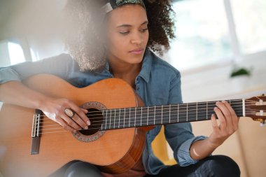 Gitar çalan kız