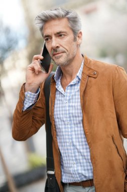 Yakışıklı adam telefonda konuşurken