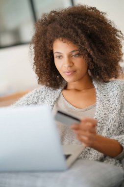 İnternet 'ten alışveriş yapan kadın