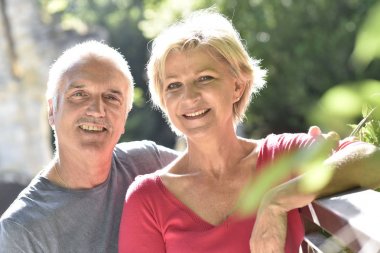 Bahçe poz içinde üst düzey Çift