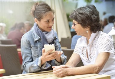 Kadın ve smartphone kullanarak bakıcı