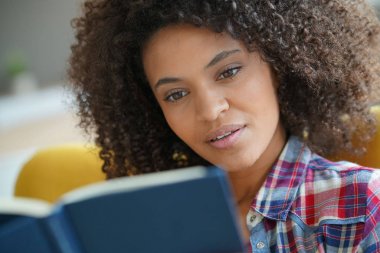  Kadın koltuk içinde kitap okumak