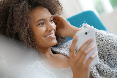 Umman evde smartphone kullanarak