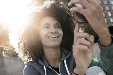  Akıllı telefon kullanan kız