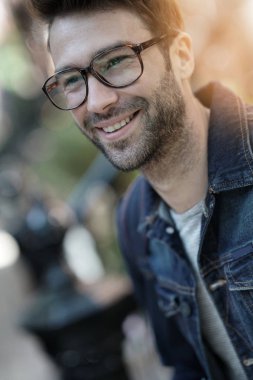 Neşeli adam sokakta yürürken