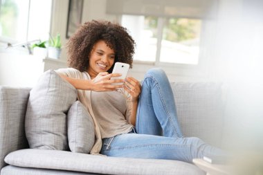 Akıllı telefon kullanan kadın
