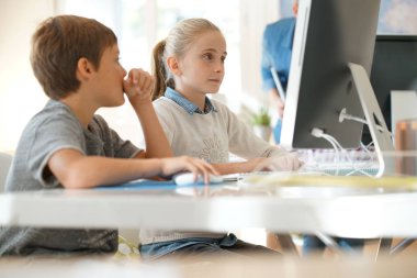 Çocuklar bilgisayar laboratuar çalışma 