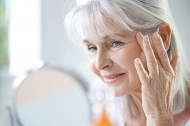  kadın Anti-Aging Krem uygulamak