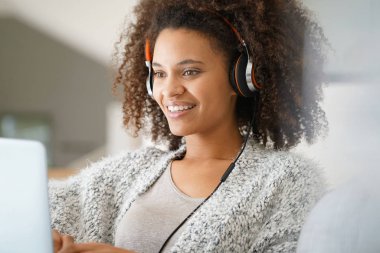 Neşeli kadın bir videocall yapma 