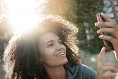  Akıllı telefon kullanan kız