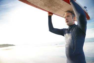 Sudan elde sörfçü