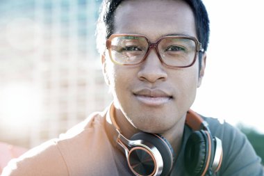 karışık yarış kartlarının adam gülümseyen 