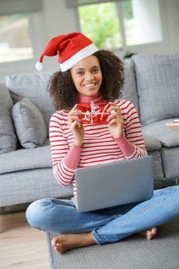 Karışık ırk kadın eceiving e-sipariş                